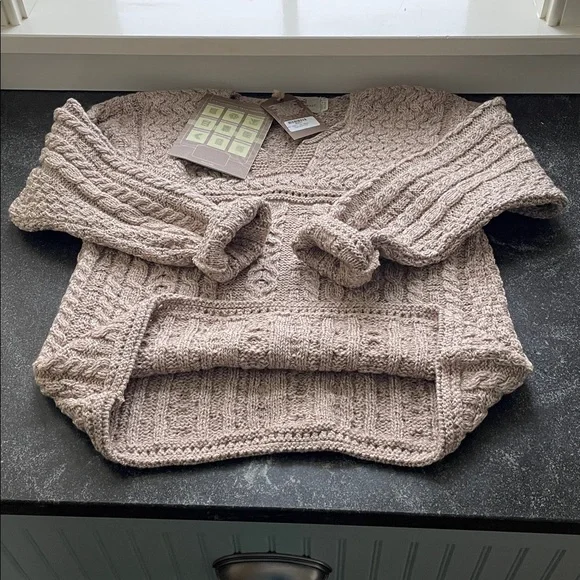 NWT Aran Cable Knit Sweater V-Neck Tan Women’s Size Medium (M) - Picture 8 of 16